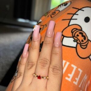 Red heart and 4 clear stones on the side.it looks so delicate and beautiful